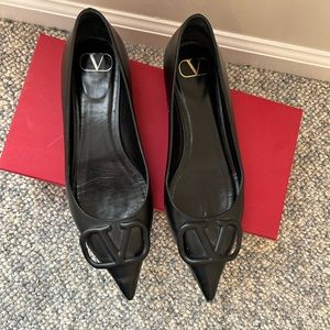 Valentino Garavani VLOGO pointed-toe ballerina shoes 39 Black